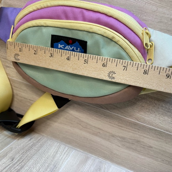 Kavu Spectator Fanny Pack Gem Crush Cross Body Day Bag Spectator Pastel - Picture 3 of 10